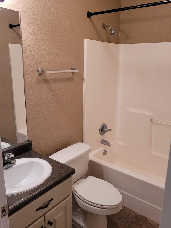 Building Photo - Spacious 3BD/2BA Home Near Moody AFB | Ope...