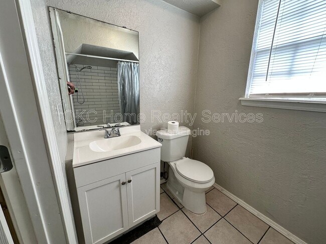 Building Photo - 8417 S Villa Ave