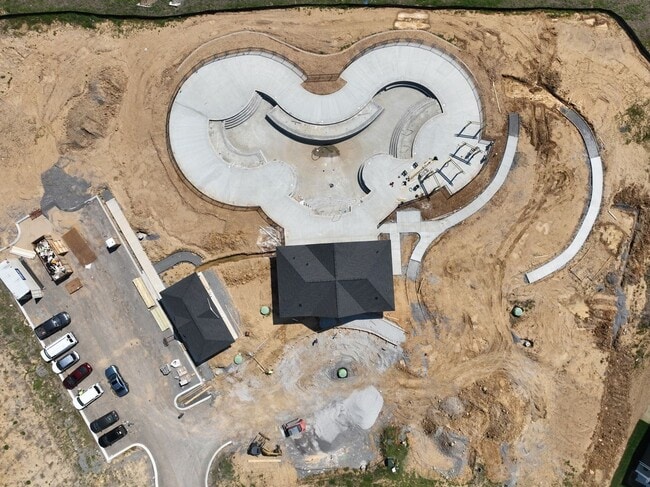 Building Photo - **RARE FIND: LIKE NEW, ONE-OWNER, 5-BED, 3-BATH HOME BUILT IN 2025 IN A NEIGHBORHOOD WITH RESORT-...