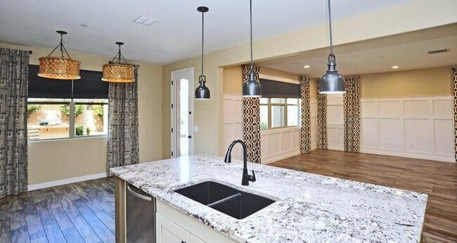 Building Photo - Stunning Executive Home (former model) in ...