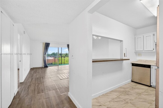 Building Photo - 4174 Inverrary Dr