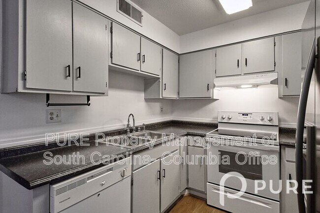 Building Photo - 601 Riverhill Cir