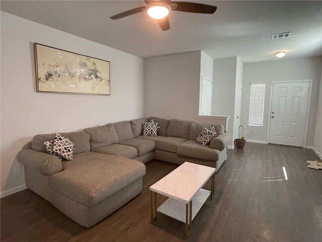 Building Photo - 985 Marquis Dr
