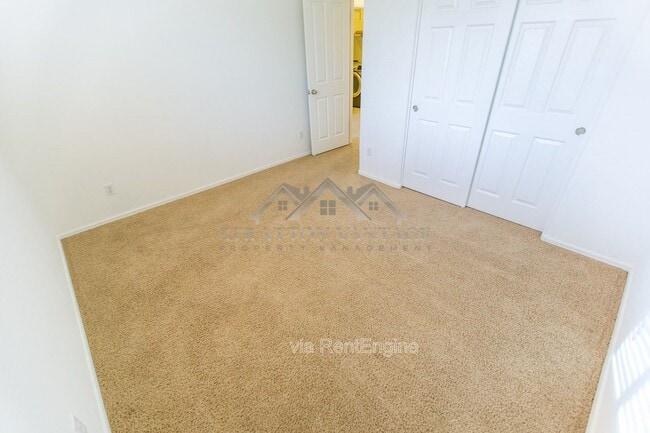 Building Photo - 945 E Blue Spruce Ln