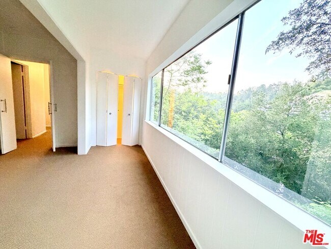 Building Photo - 8743 Hollywood Hills Rd