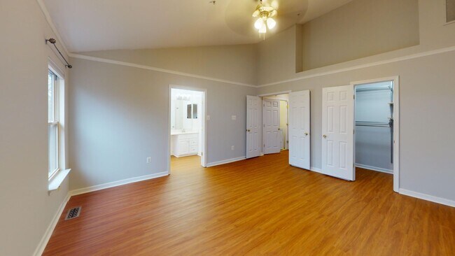 Building Photo - Updated Three Bedroom Home W/Full Sized Kitchen, Parking, Back Deck, & 2,640 Square Feet!