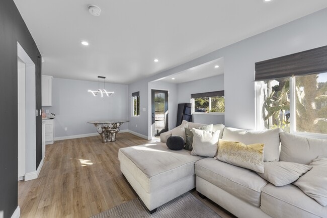 Building Photo - 341 E 91st St