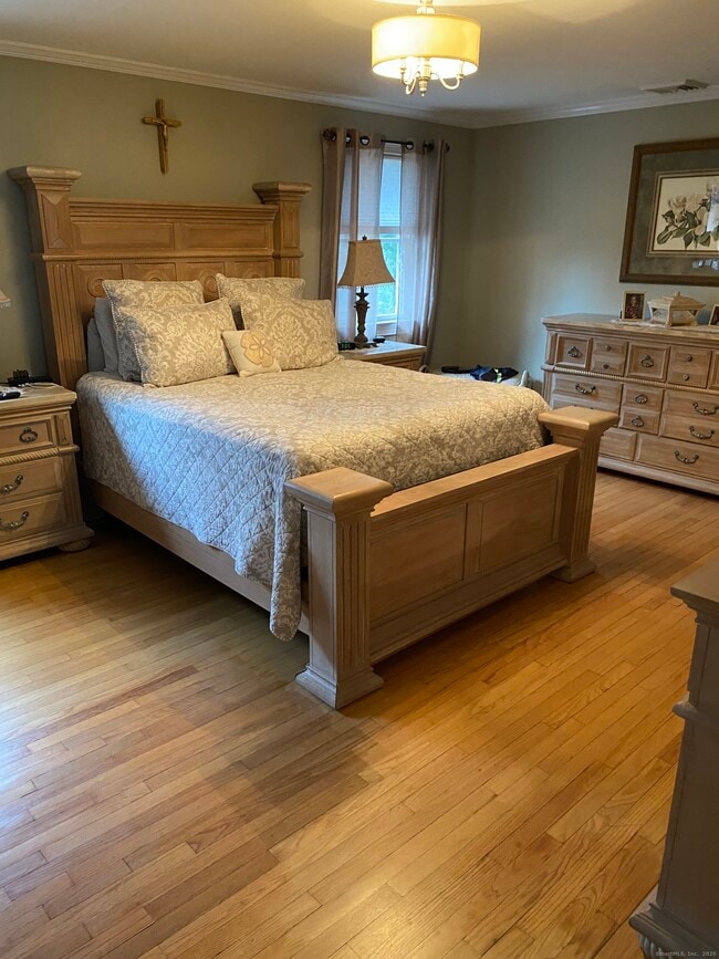 Building Photo - 5 Meadow Wood Rd