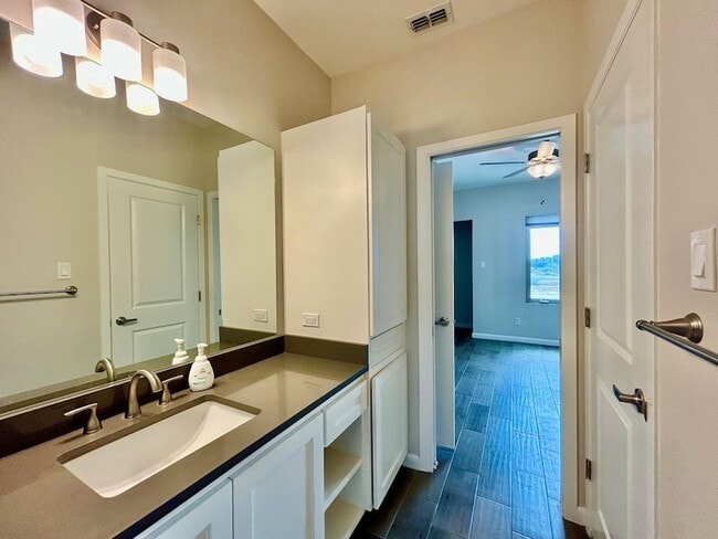 Building Photo - 10902 International Blvd