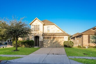 Building Photo - Bright, Spacious Living in an Inviting Home with Modern Finishes and Great Location