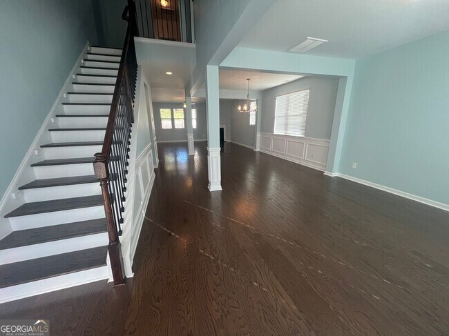 Building Photo - 165 Craines View