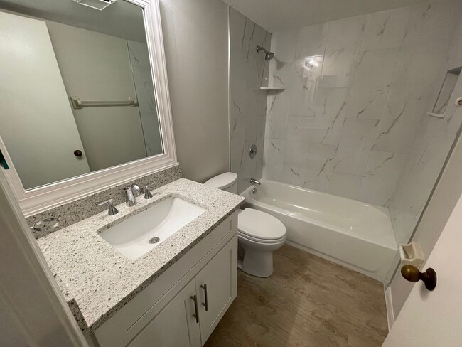 Building Photo - ANNUAL RENTAL - 2/2 CONDO IN ABBEY AT BERKSHIRE VILLAGE