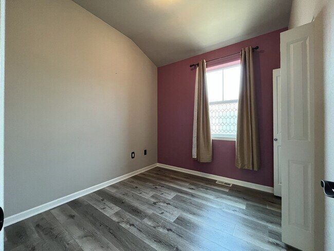 Building Photo - Distinctive 3-Story Tigard Townhouse with Stainless Steel Kitchen, Vaulted Ceilings & Attached 2-...