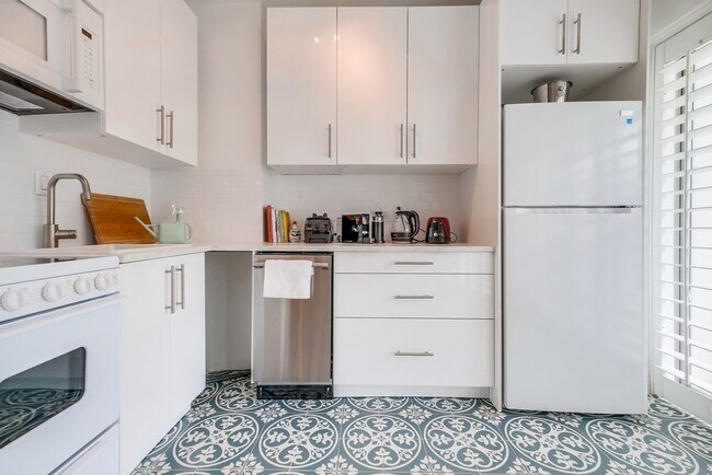 Building Photo - 999 N Doheny Dr