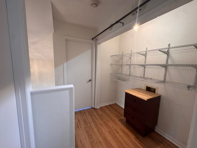 Building Photo - Spacious 2-bedroom, 1.5-bath end-unit townhouse in Carriage House