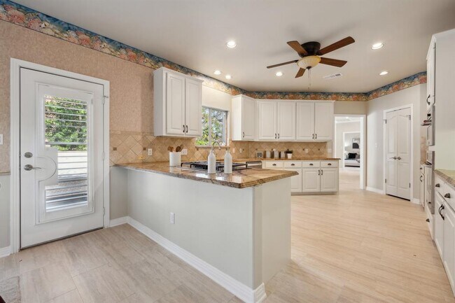 Building Photo - 9907 Spicewood Mesa