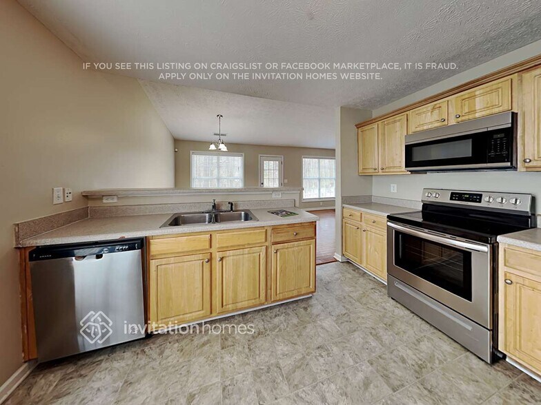 Building Photo - 141 N Square Ln