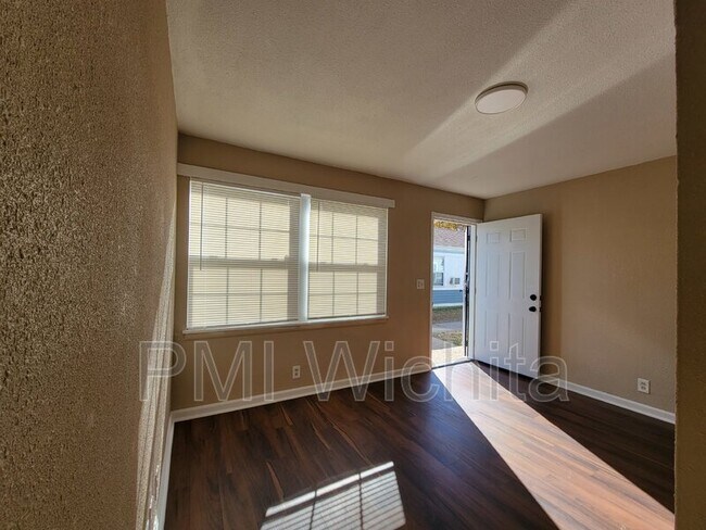 Building Photo - 2557 N Park Pl