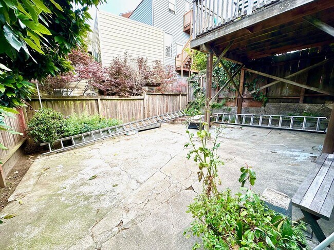 Building Photo - 362 Moultrie Street