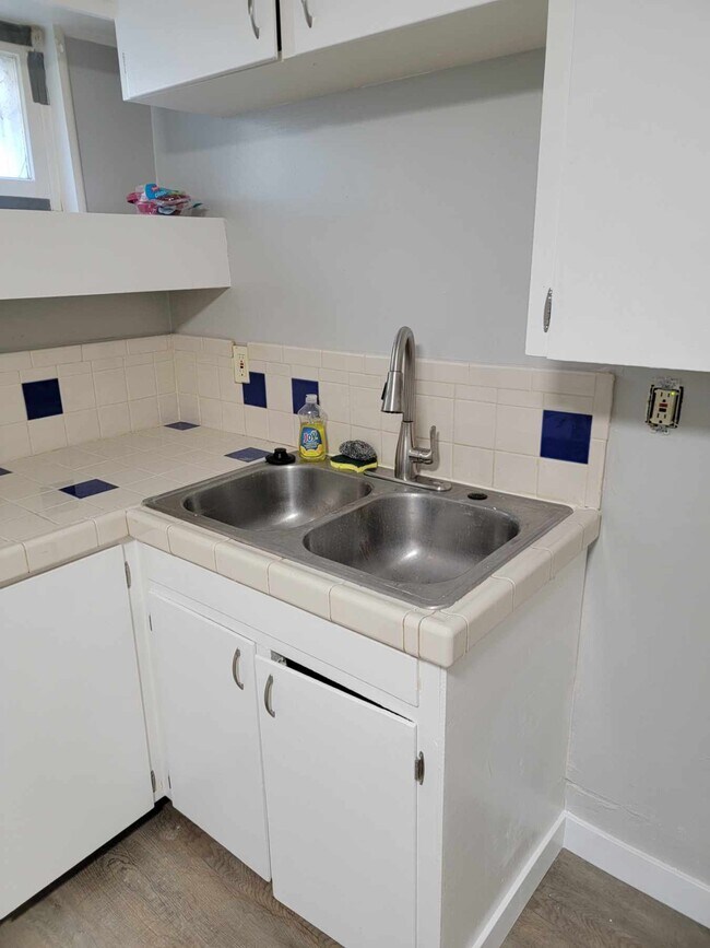 Building Photo - 403 Neyman St