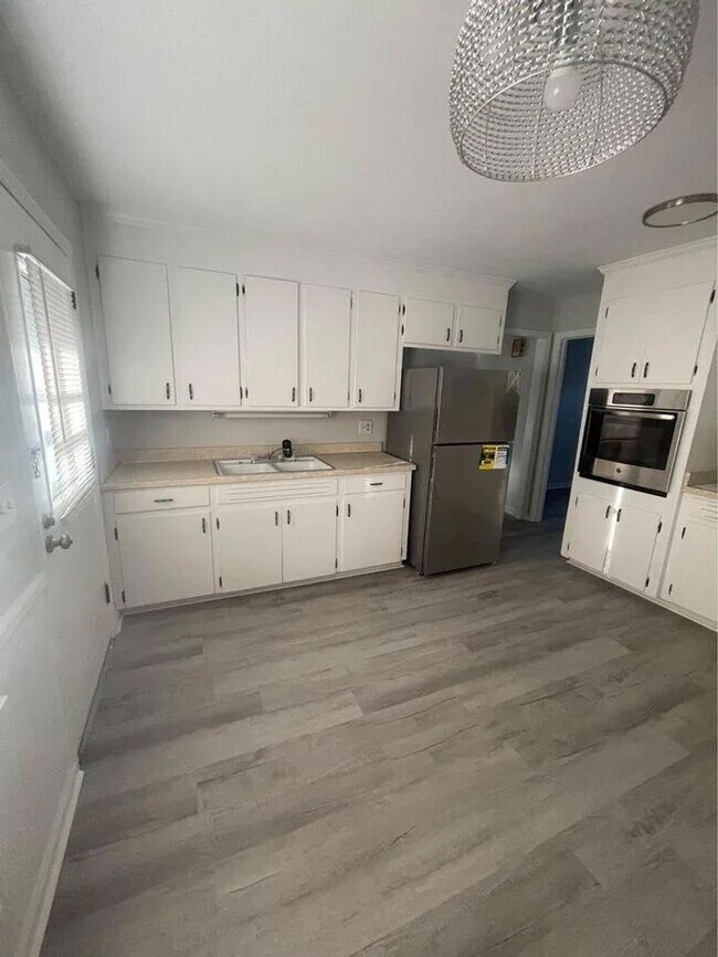 Building Photo - Comfortable & Convenient Living in the Heart of West Columbia
