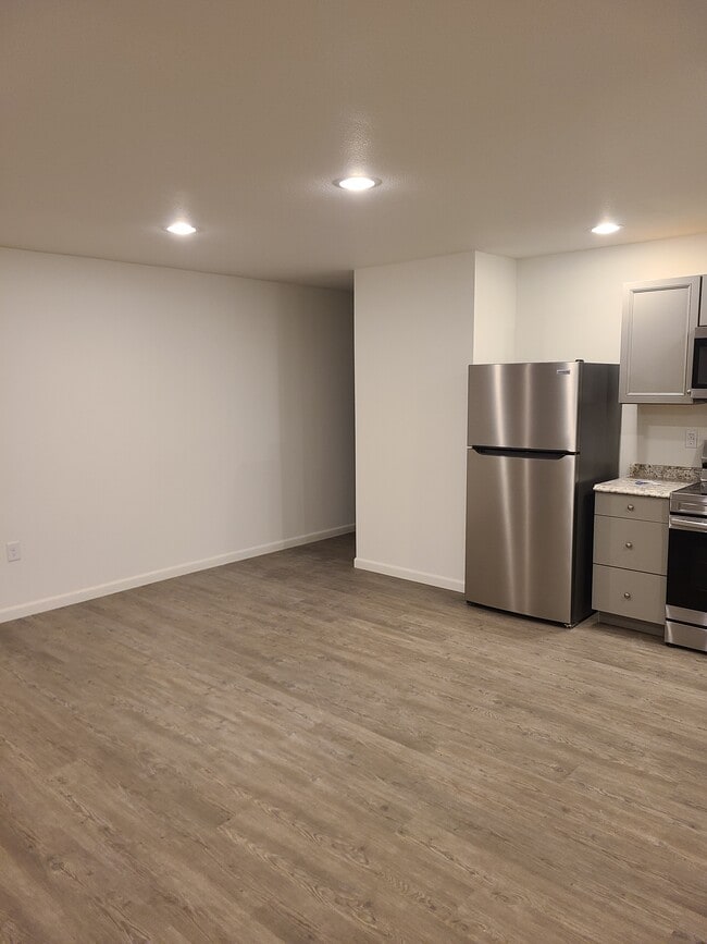 Building Photo - Duplex Right Side