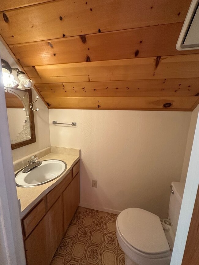 Building Photo - Have you checked out those windows?!?! Ado...