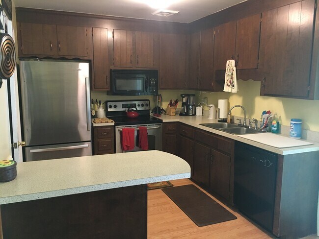Building Photo - Incredible Townhouse in N Chesterfield!