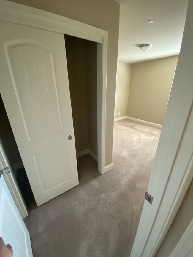 Building Photo - Beautiful 2 story Home in gated community ...