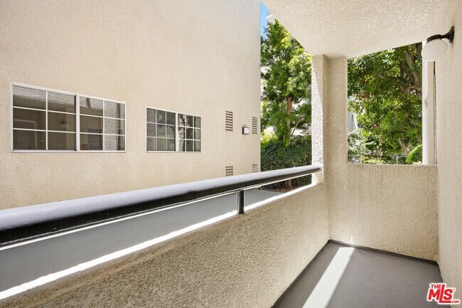 Building Photo - 5535 Canoga Ave