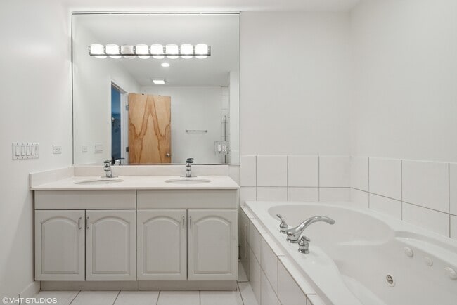 Building Photo - 1111 N Paulina St
