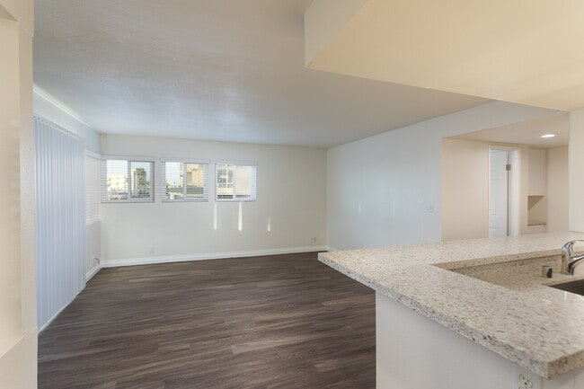 Building Photo - Imperial Beach: Unobstructed Ocean and Pier Views with 2 Balconies!!!