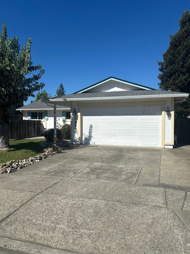 Building Photo - 3 Bedroom 2 Bathroom Single Family home in...