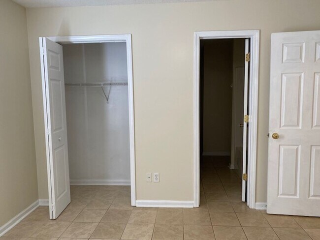 Building Photo - Home in Hillsdale