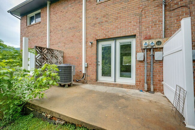 Building Photo - 364 Fir St