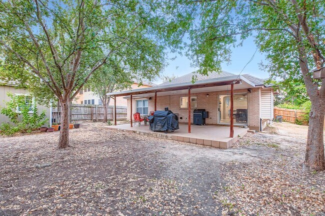 Building Photo - Stunning 3 bedroom home with Easy access t...