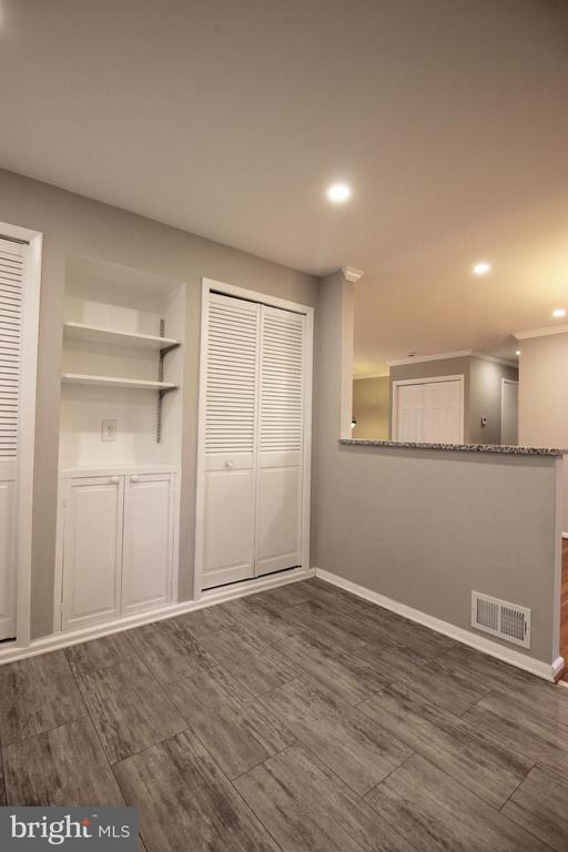 Building Photo - 102 Yeonas Dr SE