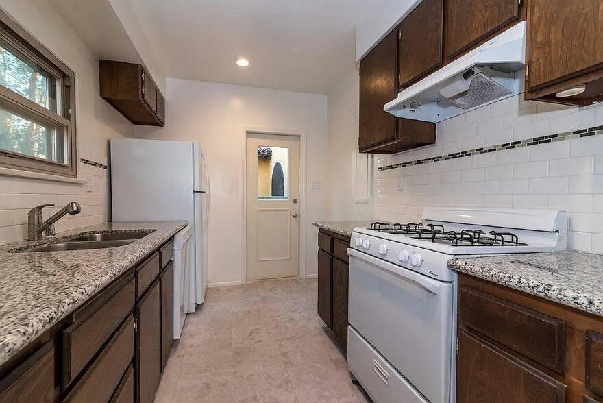 Building Photo - 302 W Mariposa Ave