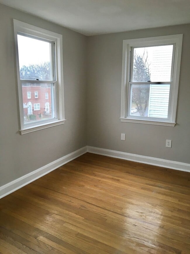 Building Photo - Fantastic 3 Bedroom EOG Townhome with Parking Pad in Parkville!