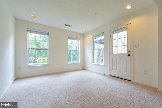 Building Photo - 1447 Pangbourne Way