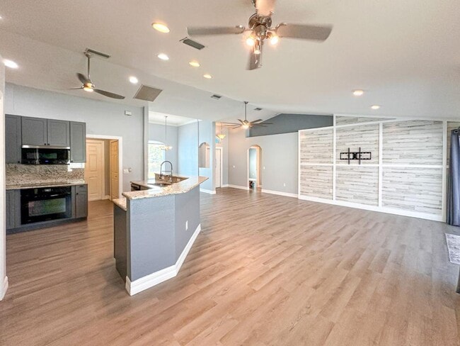 Building Photo - 13280 Foresman Blvd