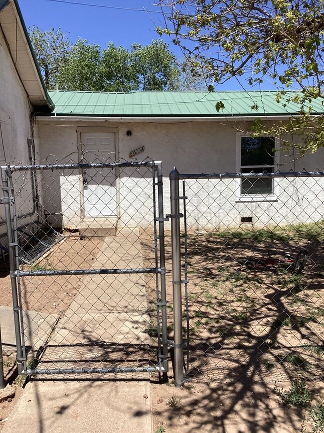 Building Photo - Newly Renovated 2 Bedroom, 1 bath! Located in Portales! Water Included!