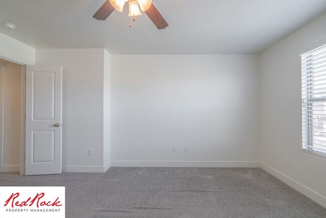 Building Photo - 4 Bed/2.5 Bath Townhome in Desert Bluff!