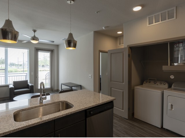 Apex Deluxe - Kitchen Living Laundry - Northside Apartments