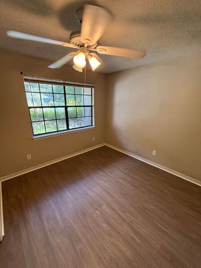 Building Photo - 4x2 large home for rent!
