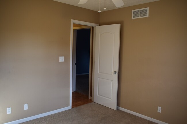 Building Photo - Beautiful spacious home in Waynesville