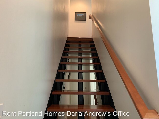 Building Photo - 1636 NW Riverscape St