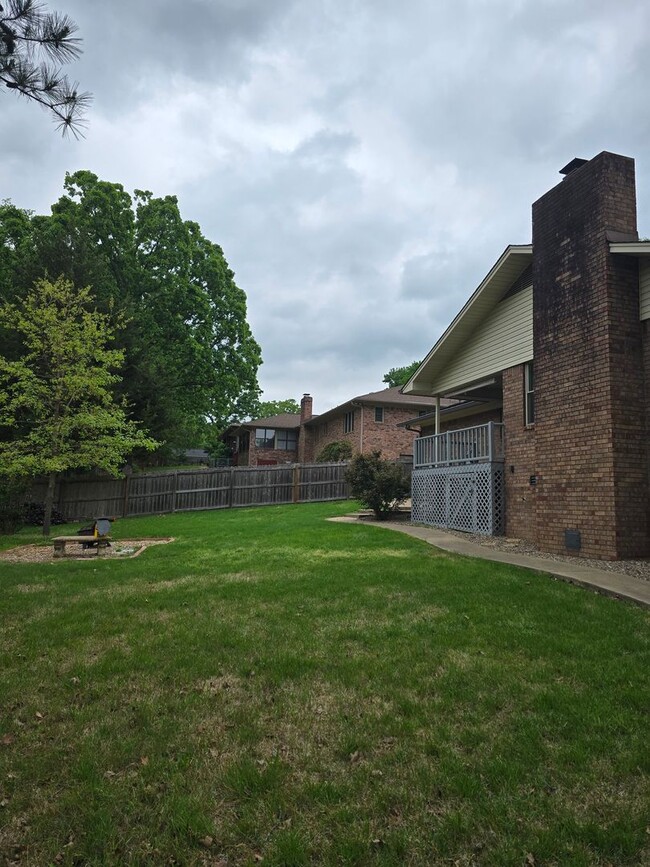 Building Photo - 3 bedroom 2 bath home with basement for lease