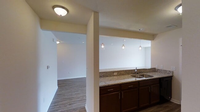 Building Photo - Condo Style Lower 1 Bedroom 1 Bathroom Apartment