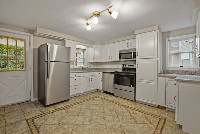 Building Photo - Newly Renovated 4-Bedroom House with Moder...